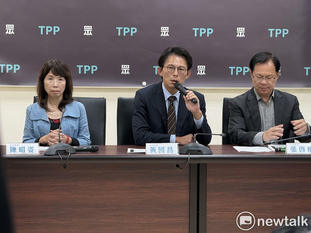 民眾黨團總召黃國昌（中）、副總召張啓楷（右）、幹事長陳昭姿（左）。 圖：周煊惠 / 攝
