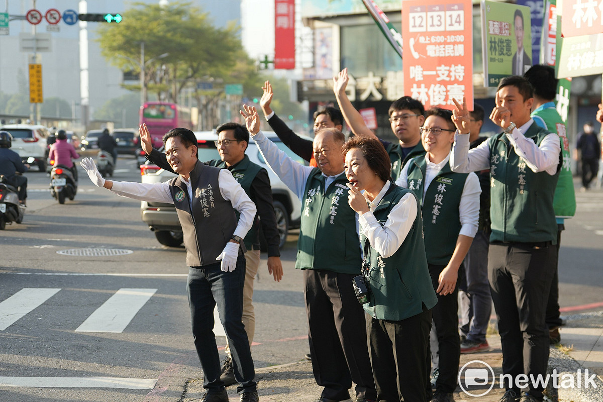 為展現黨內團結、深化與市民的直接互動，立法委員林俊憲近日主動邀集多位黨籍市議員，於台南重要路口站路口向市民揮手致意，爭取支持與認同。 圖：林俊憲服務處提供