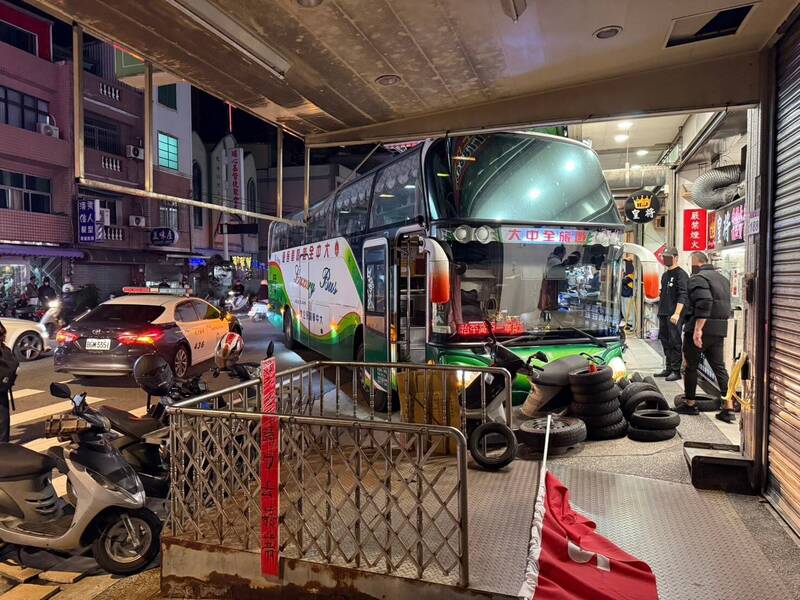 遊覽車駕駛忘拉手煞車，導致車輛滑行衝向對面店家。 圖：警方提供
