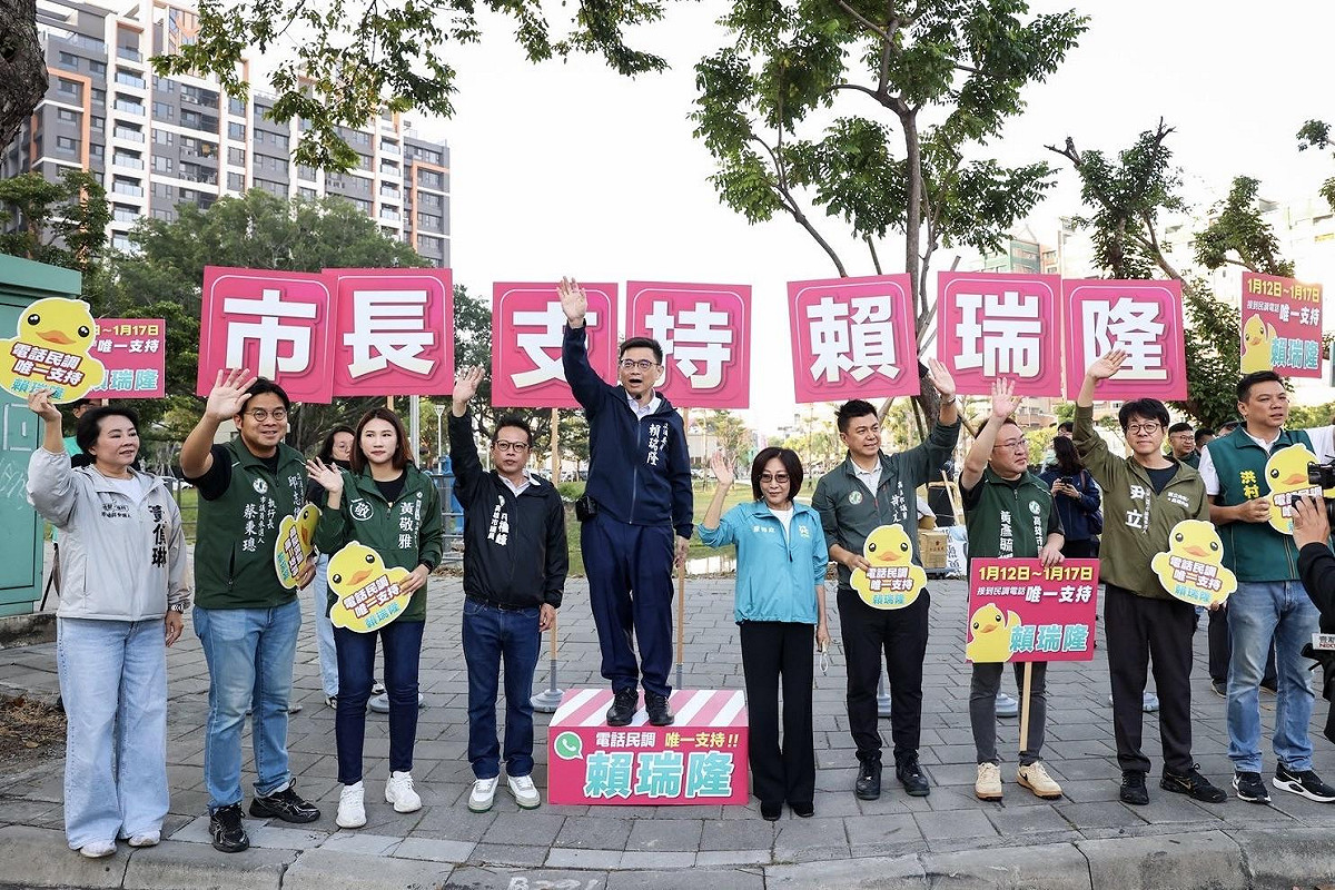 賴瑞隆(左五)率先其他市長參選人，首度站路口進行造勢。 圖：賴瑞隆辦公室/提供