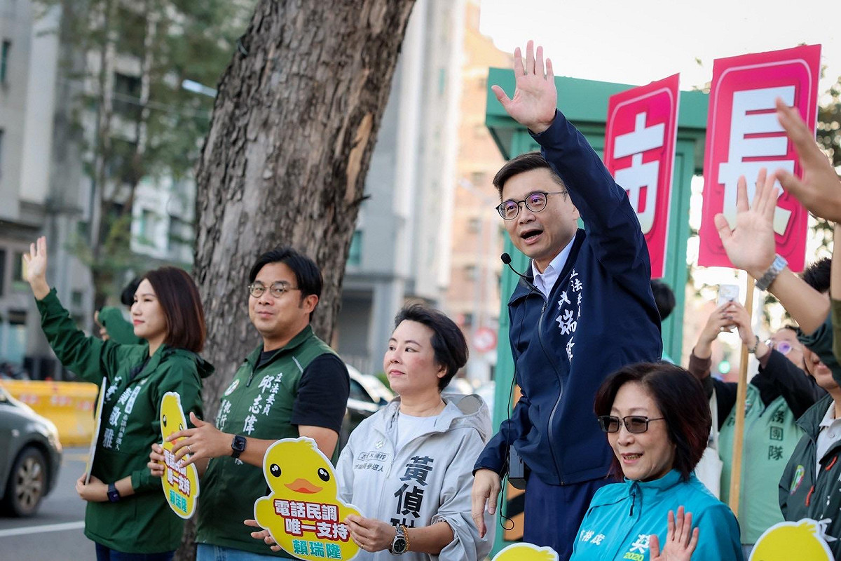 賴瑞隆一大早站路口向市民揮手問候。 圖：賴瑞隆辦公室/提供