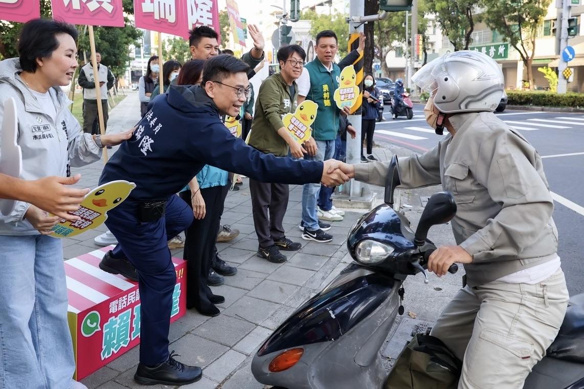 熱心騎士特別停車與賴瑞隆(左二)握手打氣。 圖：賴瑞隆辦公室/提供