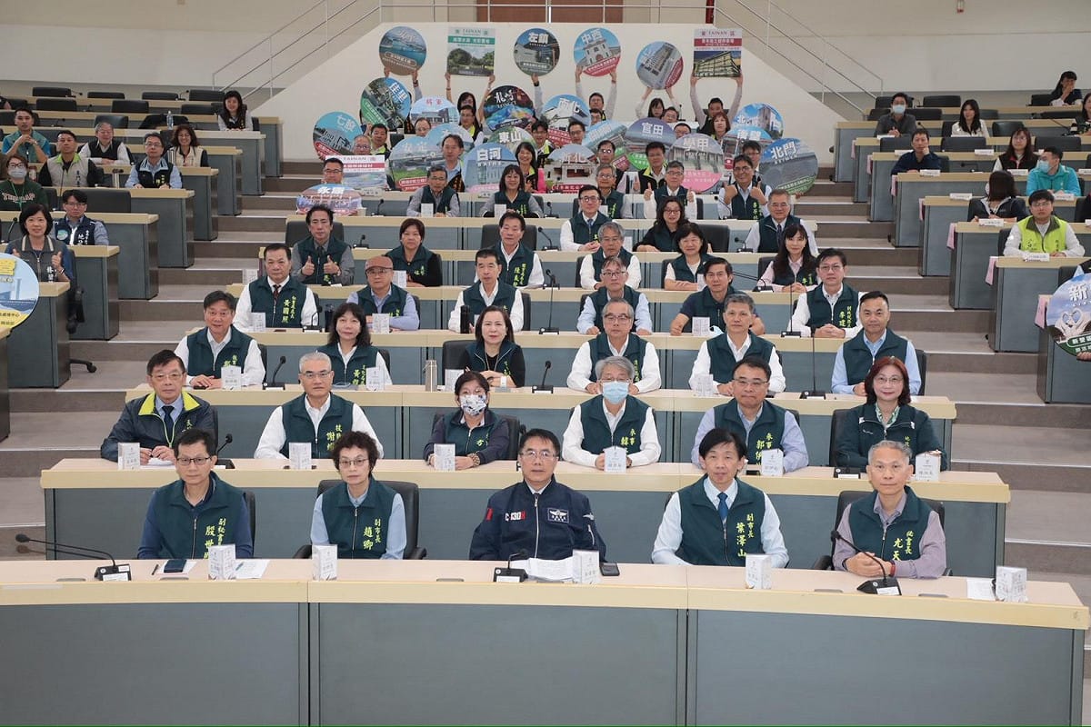 台南市政府今日舉行第729 次擴大市政會議，黃偉哲率領局處首長發表就職 7年來的成果，以具體數字展現台南的蛻變，包含招商投資額累計破兆、減債超過2百億，以及各項民生指標的實質成長。 圖：台南市政府提供