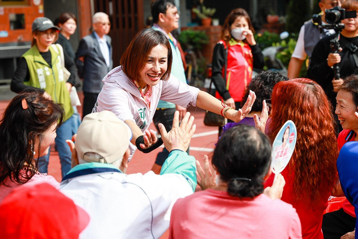 邱議瑩與客家鄉親擊掌。 圖：邱議瑩競選總部/提供