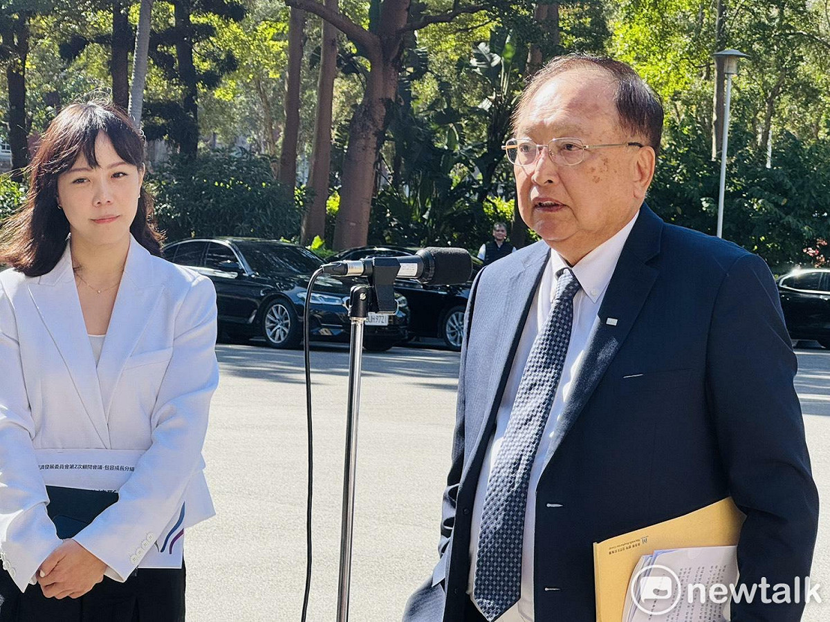 全國中小企業總會理事長李育家（右）在行政院發言人李慧芝陪同下，在行政院經發會後受訪。 圖：謝莉慧/攝