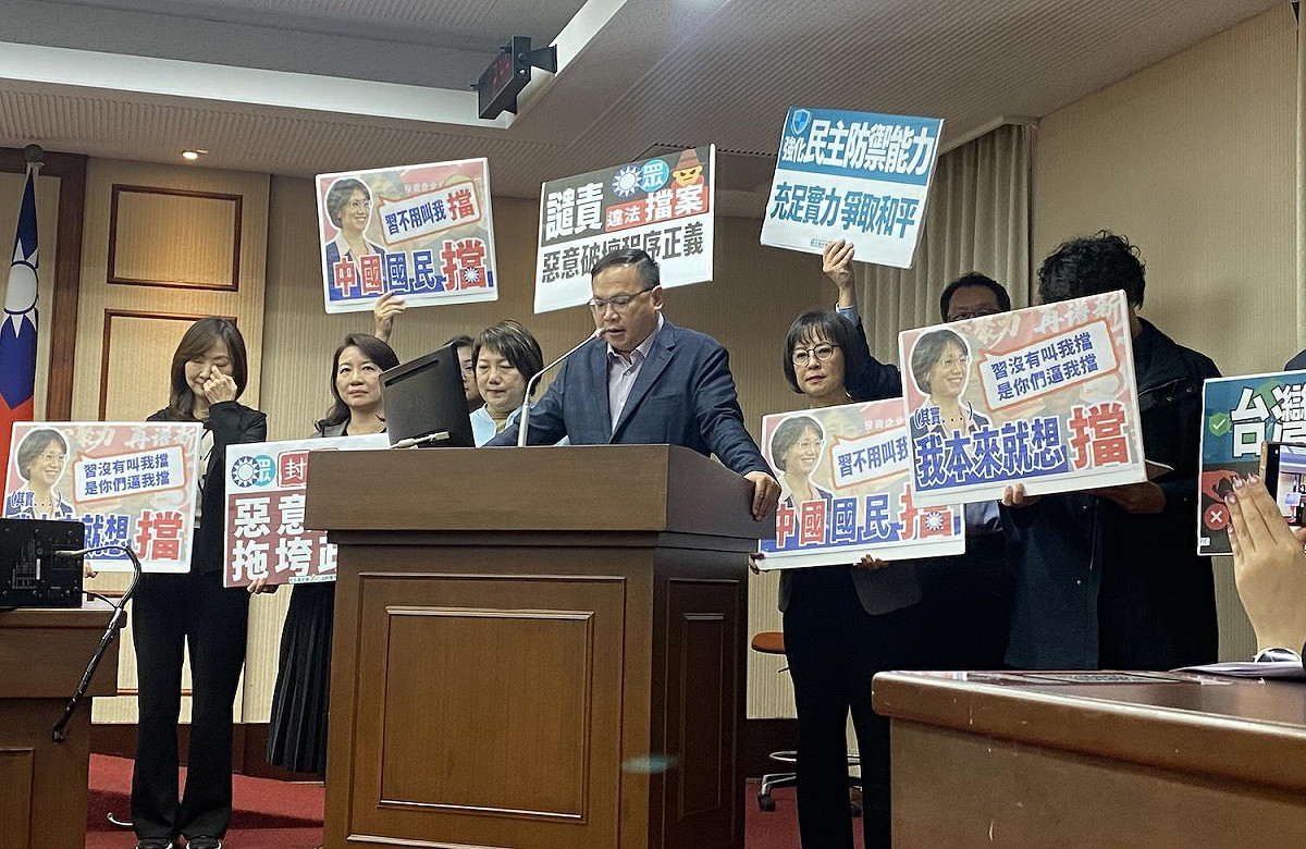 民進黨立委們在程序委員會舉牌發言抗議。 圖：林朝億／攝