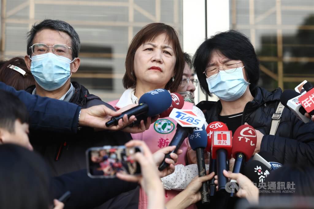 新北校園命案震驚社會，少年少女遭依殺人罪起訴。一審判少年9年、少女8年徒刑。二審23日閉門宣判，犯保協會人員聆判後說，判處少年12年、少女11年徒刑。被害者的父母庭外在民進黨新北市議員石一佑（中）陪同下受訪，兩人哭訴對判決表達不滿。中央社記者王騰毅攝  114年12月23日