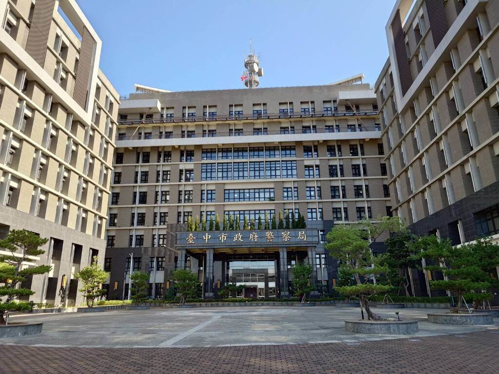台中市警察局1名偵查佐在網路社群發文「直接在盧秀燕腦門開3槍，讓全市來修理她」等恐嚇言論，市警局23日說明，這名偵查佐已移送台中地檢署偵辦，警方將以情節重大擬議行政懲處，不排除予以免職處分。（民眾提供）中央社記者郝雪卿傳真 114年12月23日