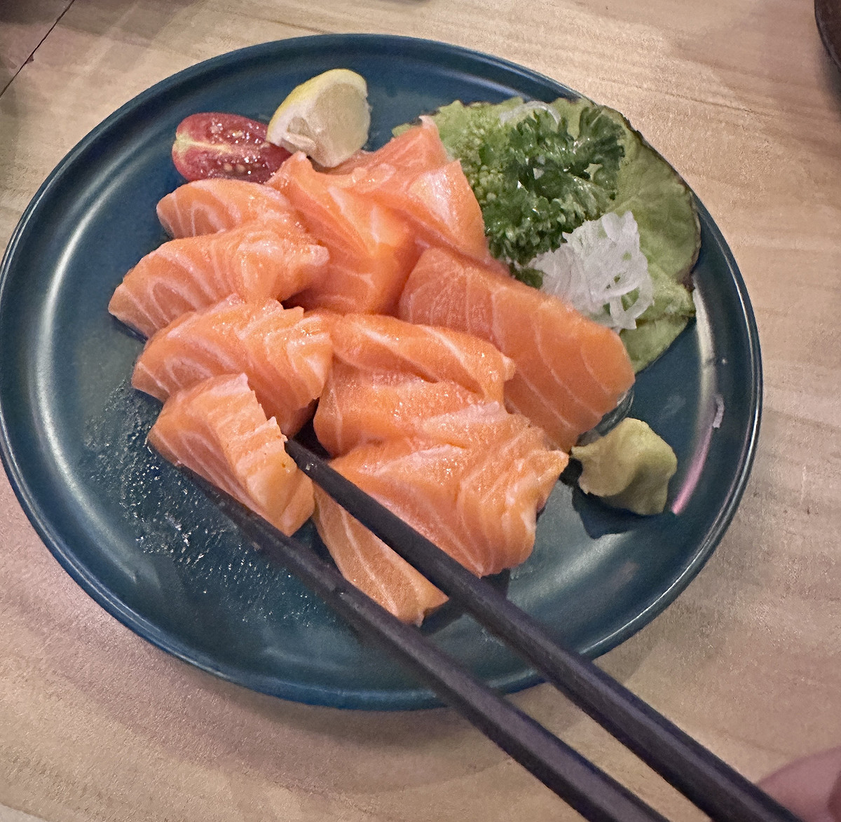 今年8月時，消保處共抽驗18間飯店自助餐的生魚片。(生魚片示意圖) 圖：民眾／提供