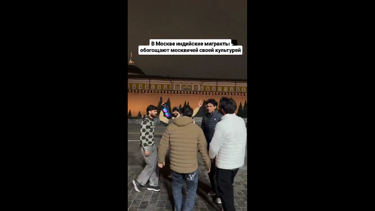 網路流傳的影片顯示，在莫斯科紅場，來自印度的移民播放印度音樂、載歌載舞，以自身文化吸引不少俄羅斯民眾注意。 圖:翻攝自影片