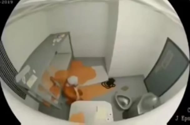 美國司法部近期公布一系列艾普斯坦案相關資訊，其中一段疑似艾普斯坦自殺的影片遭到網友瘋傳。然而，在確認該影片為偽造影片後，美國司法部從公開資訊中下架了該部影片。 圖：翻攝自 騰訊網 環球網