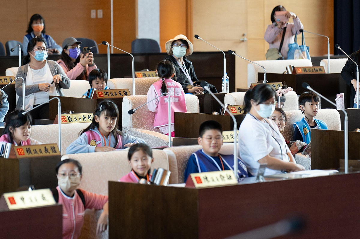 小朋友坐上議員席位，體驗議事流程。 圖：台中市議員黃馨慧/提供