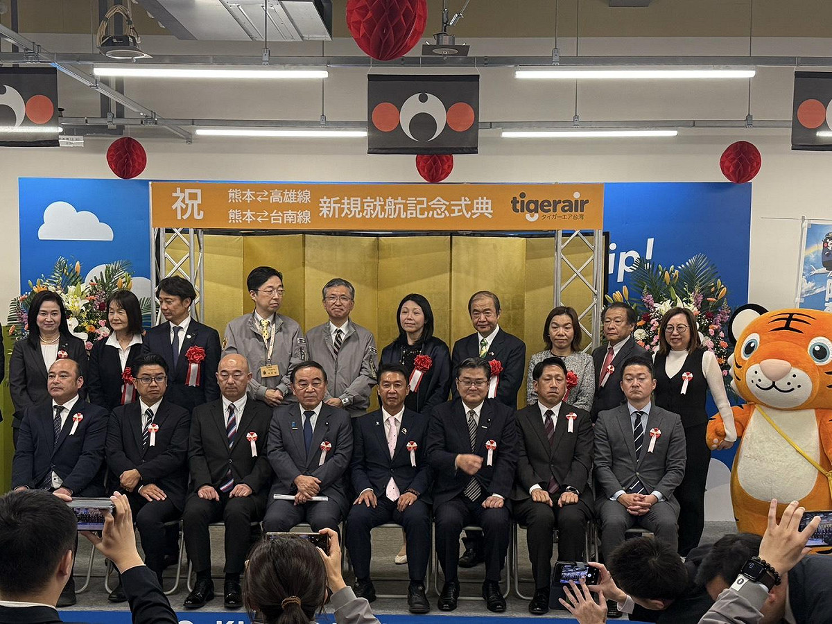 許智傑(前排右四)出席台灣虎航高雄-熊本首航典禮。 圖：許智傑競選總部/提供