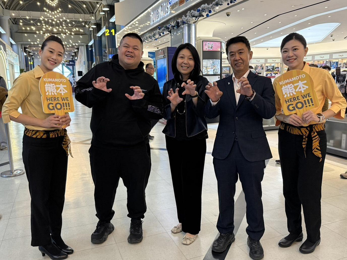 許智傑(右二)、黃世惠(中)與台灣知名YTr蛇丸(左二)。 圖：許智傑競選總部/提供