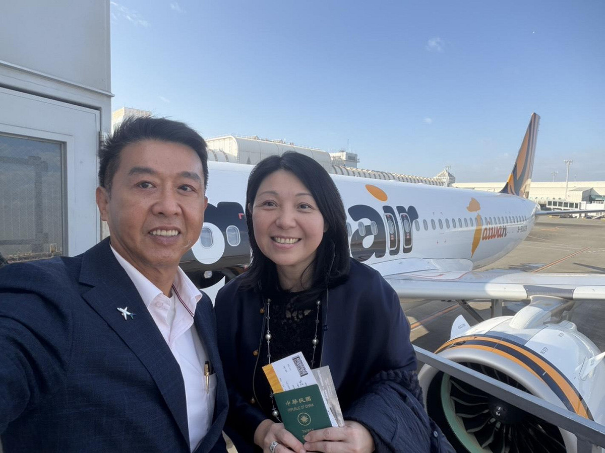 許智傑(左)、黃世惠(右)搭乘高雄-熊本首航班機。 圖：許智傑競選總部/提供