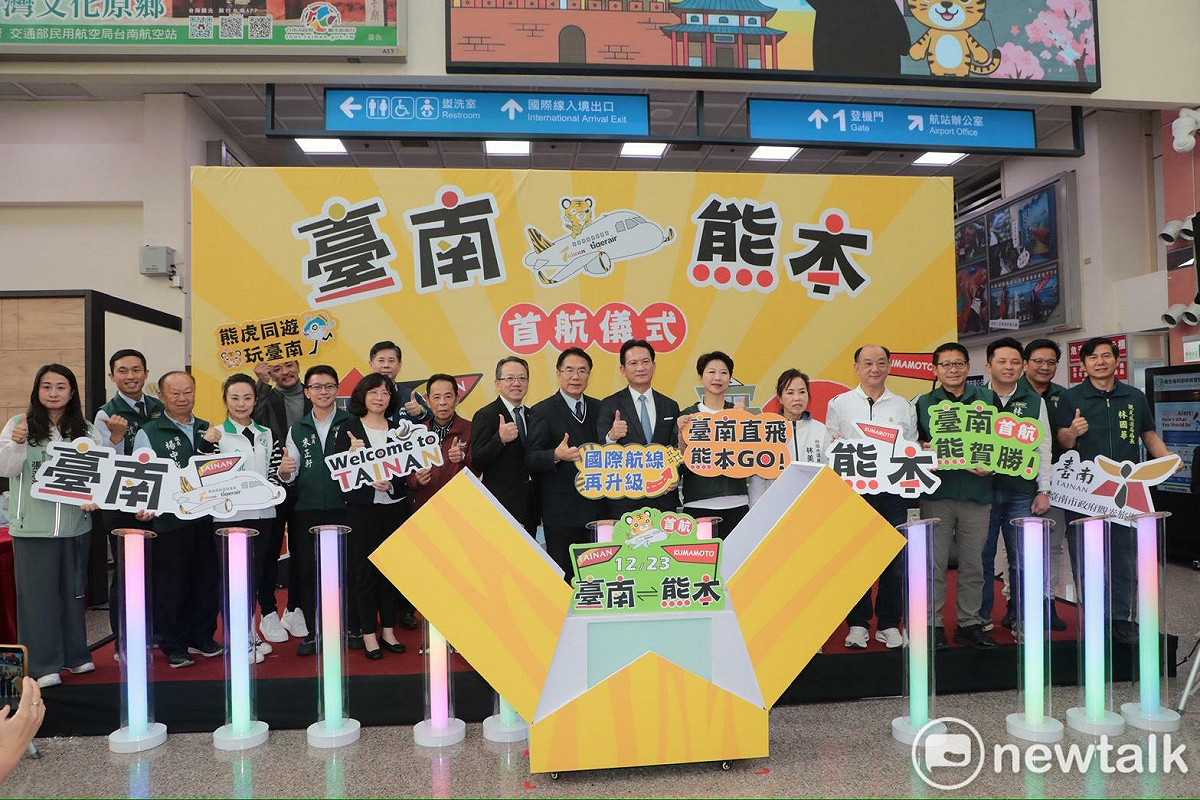 台南直飛日本熊本自今日起每週二、五航線正式啟航！台南市政府與台灣虎航下午在台南機場舉行「台南—熊本」首航儀式，象徵台南國際航空網絡再度升級。 圖：台南市政府提供