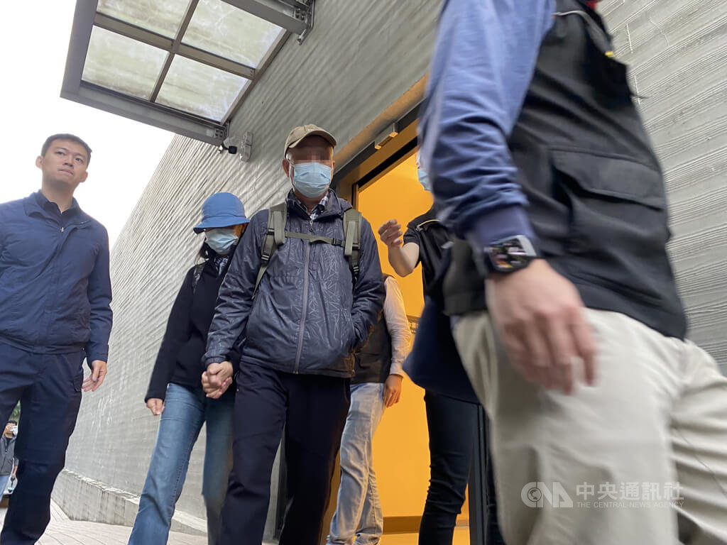 男子張文犯下北市隨機攻擊案，檢警23日在台北懷愛館進行張文遺體解剖，張父與張母（中）首度受訪，向社會大眾及受害者家屬致歉。中央社記者黃麗芸攝　114年12月23日