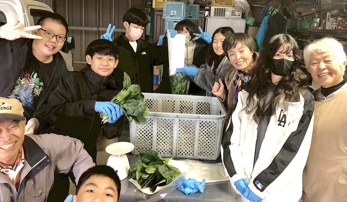 學生到大刀洗町農村體驗採收蔬菜。 圖：高雄市教育局/提供