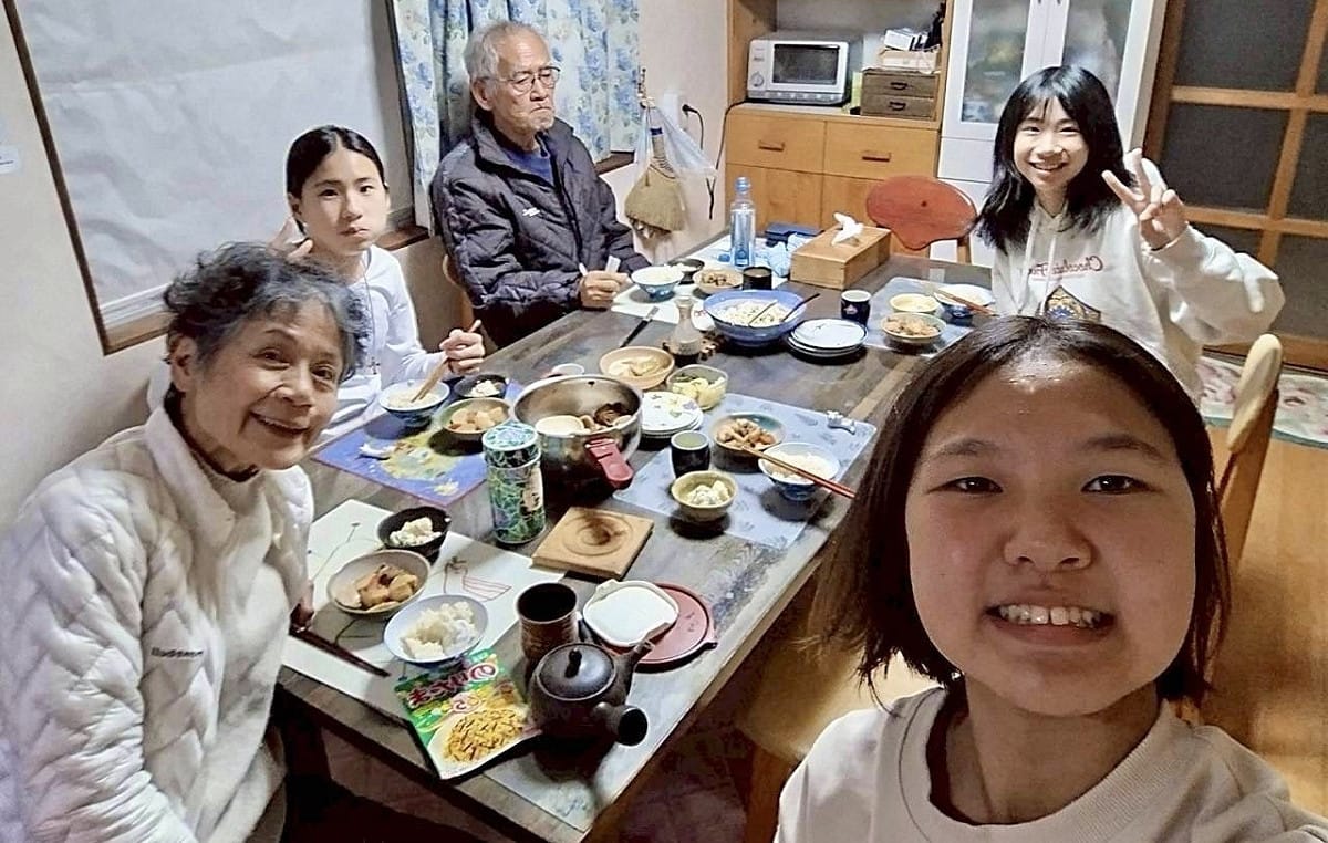 學生們分組到Homestay家庭體會日式生活作息。 圖：高雄市教育局/提供