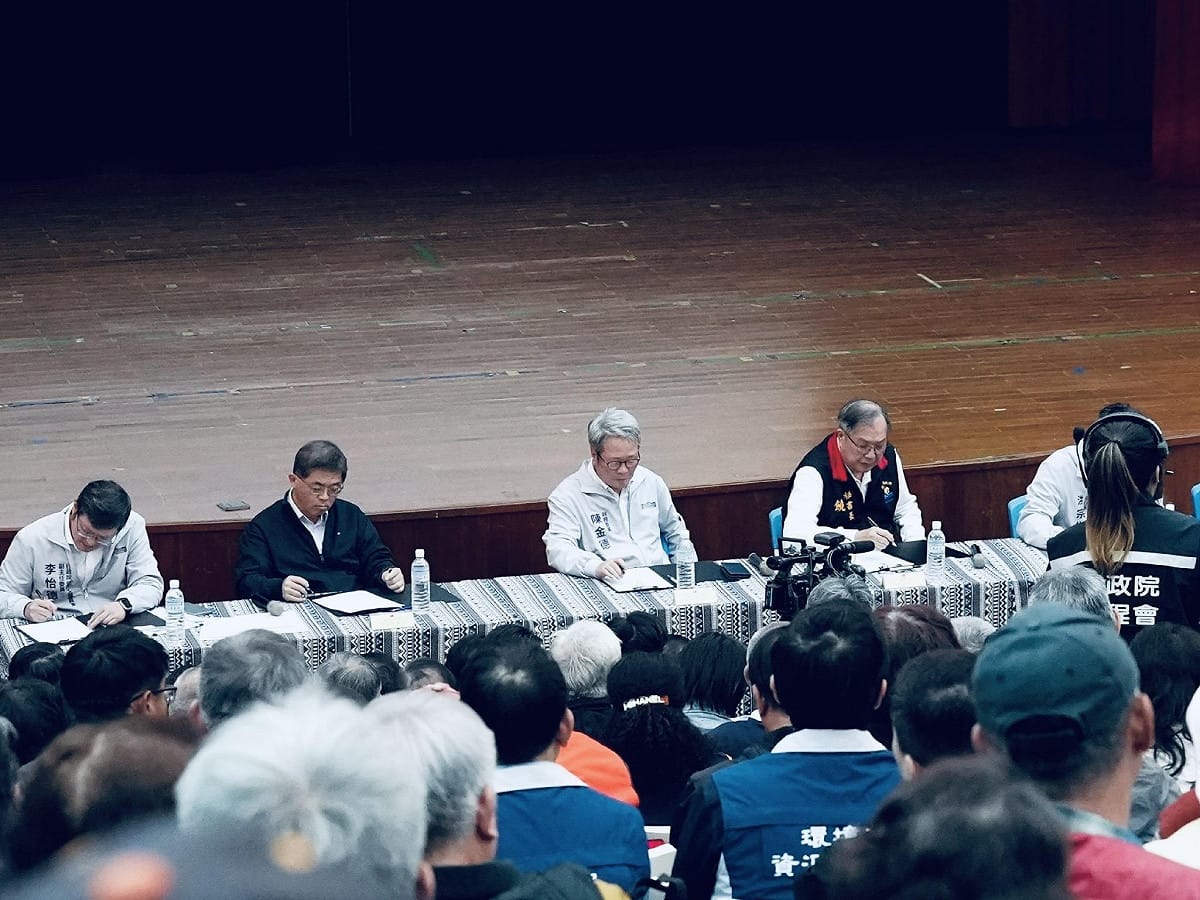 行政院23日在花蓮縣光復鄉光復國小舉辦「馬太鞍堰塞湖災後復原說明會」，由政務委員陳金德主持。 圖：行政院提供