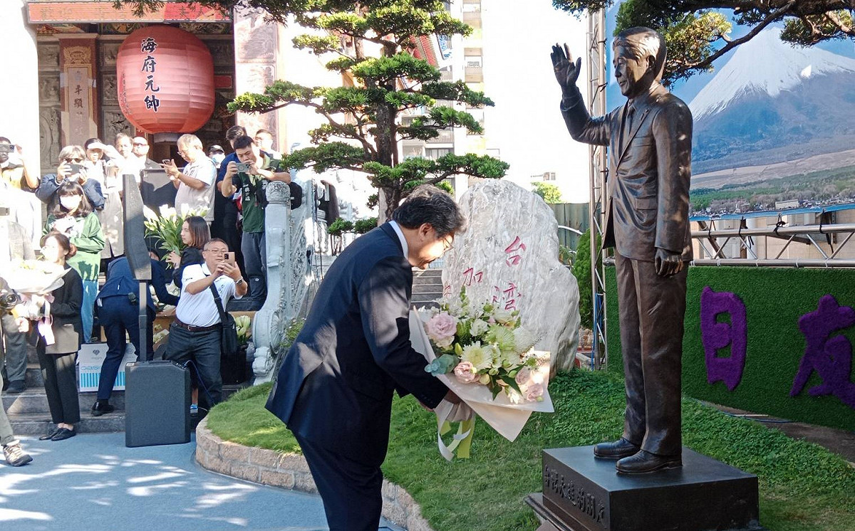 萩生田光一向安倍銅像獻花。 圖：孫家銘攝