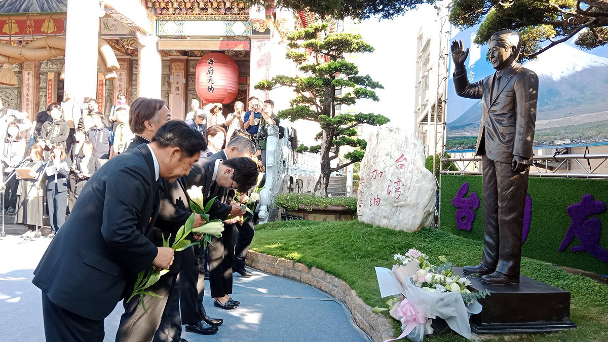 來自八王子的人士向安倍銅像鞠躬獻花。 圖：孫家銘攝