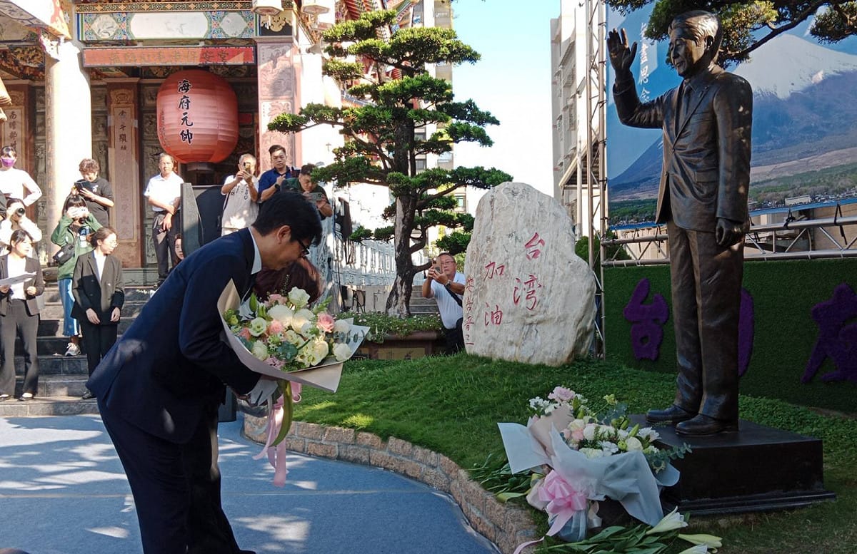陳其邁與康裕成向安倍銅像鞠躬獻花。 圖：孫家銘攝