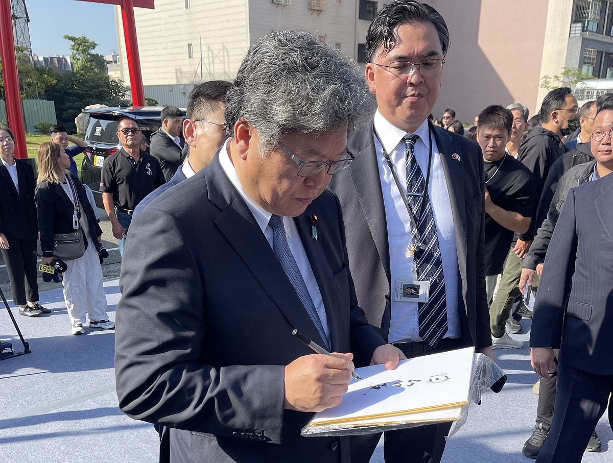 萩生田光一臨走前特別應保安堂要求，寫下「台日友好」四字。 圖：孫家銘攝