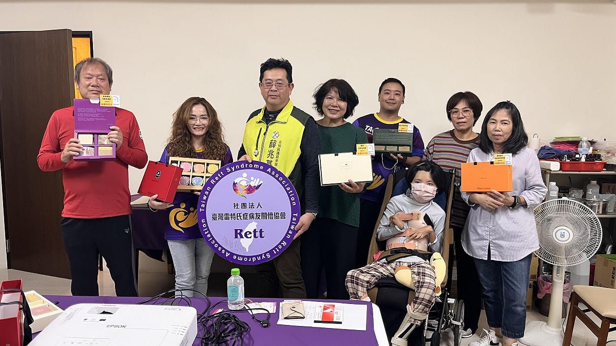 薛兆基(左三)拜會社團法人台灣雷特氏症病友關懷協會。 圖：薛兆基競選總部/提供