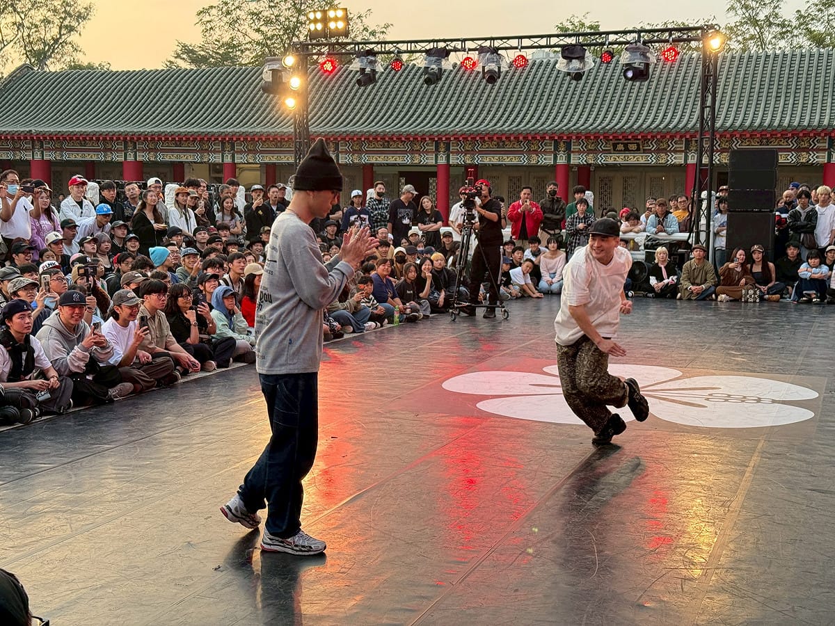 「過癮 ZeroOne 國際街舞賽事」在左營孔廟大成殿前登場，選手以freestyle battle單淘汰形式進行即興對決。 圖：過癮萬事屋/提供
