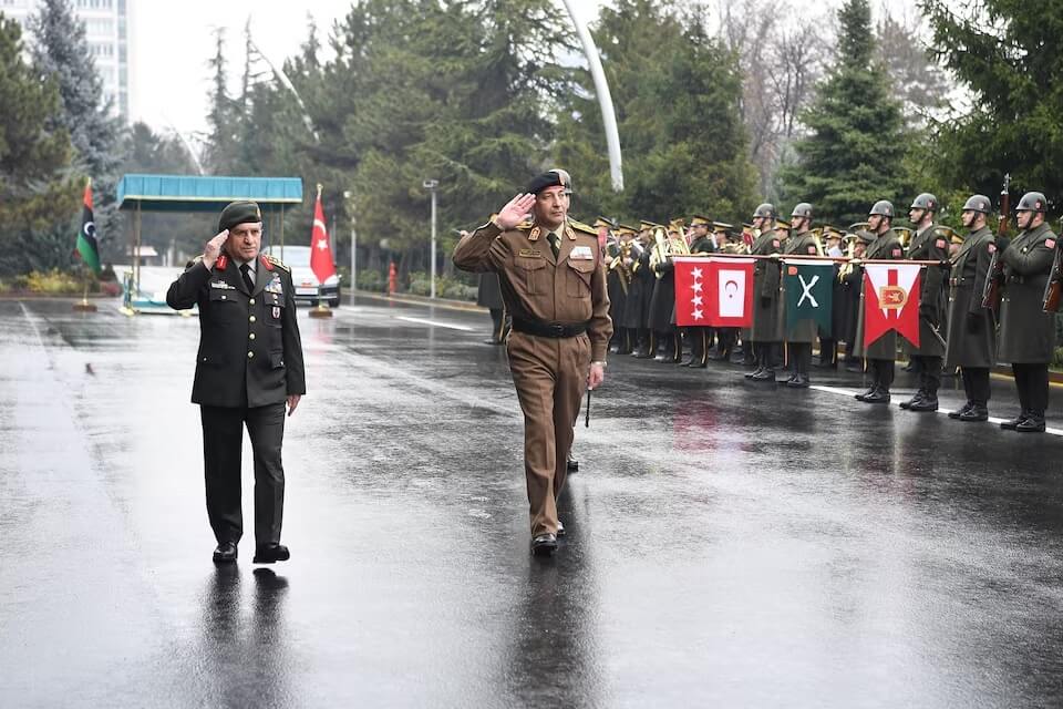 利比亞軍隊參謀總長哈達德（前右）23日與土耳其參謀總長巴伊拉克塔羅格魯（前左）會面。（Defence Ministry/Handout via 路透社） 圖：中央社提供