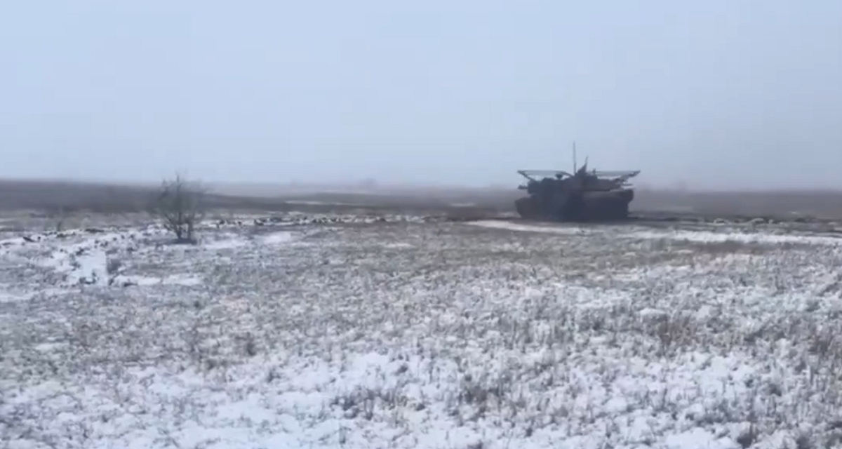 烏軍在波克羅夫斯克(紅軍城)戰線投入澳洲援助的 M1A1 主力戰車。 圖：翻攝自 X《Cloooud》