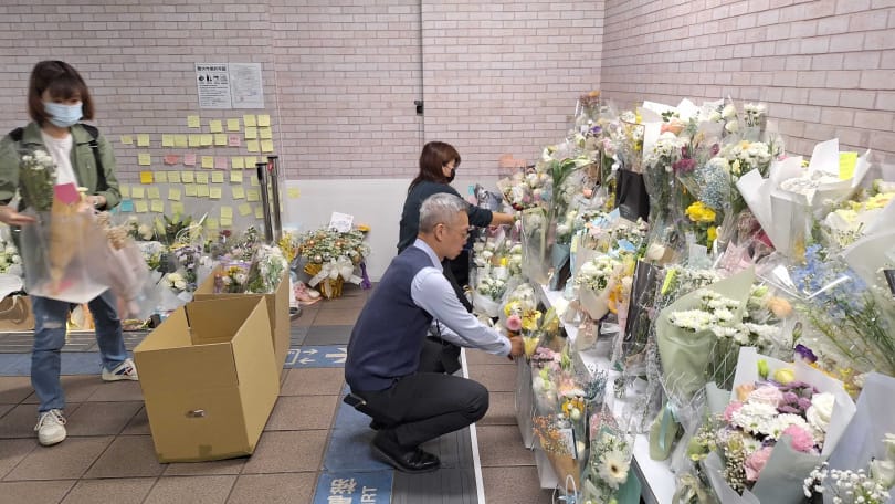 台北捷運公司將於25日在台北車站B1層通往M7出口通道上，設置暫時性悼念牆。 圖：北捷公司提供