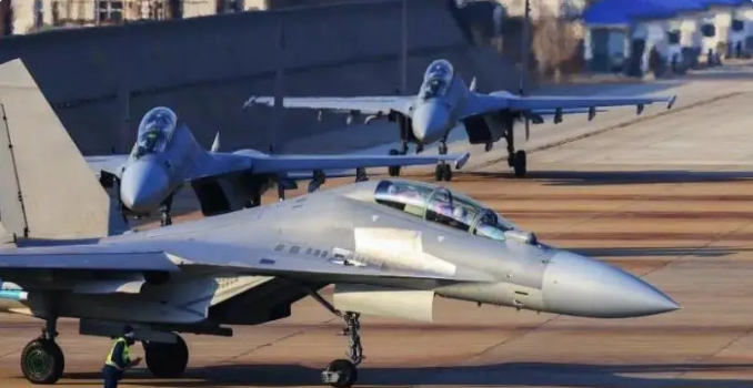 節目中曝光解放軍空軍航空兵某部組織的一場模擬空戰演練，戰術圖板顯示，假想敵為 6 架法製「陣風」（Rafale）戰鬥機，而共軍投入的兵力，則是 8 架殲-16 戰鬥機，並搭配「HVAA（高價值空中資產）」協同作戰。圖為殲-16。 圖:翻攝自軍武次位面