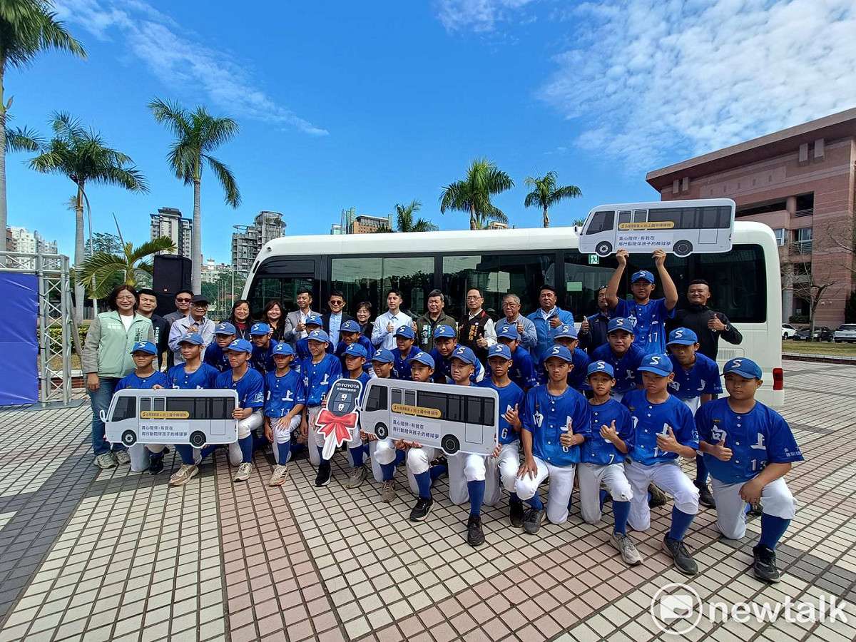 台灣理財通捐贈台中市立向上國中棒球隊一輛價值 400 萬元的球員專用交通車。 圖：唐復年／攝