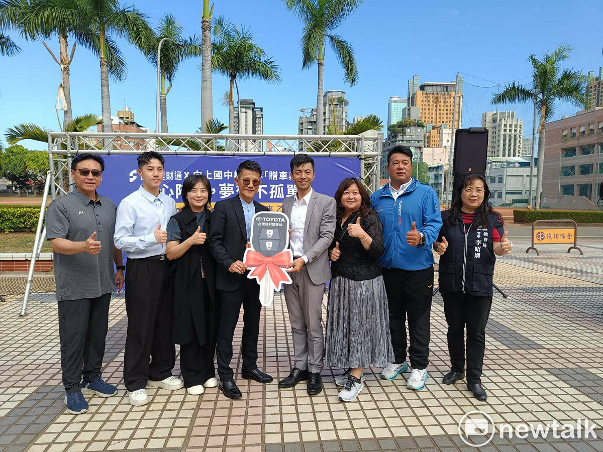 台灣理財通捐贈台中市立向上國中棒球隊一輛價值400萬元的球員專用交通車。 圖：唐復年/攝