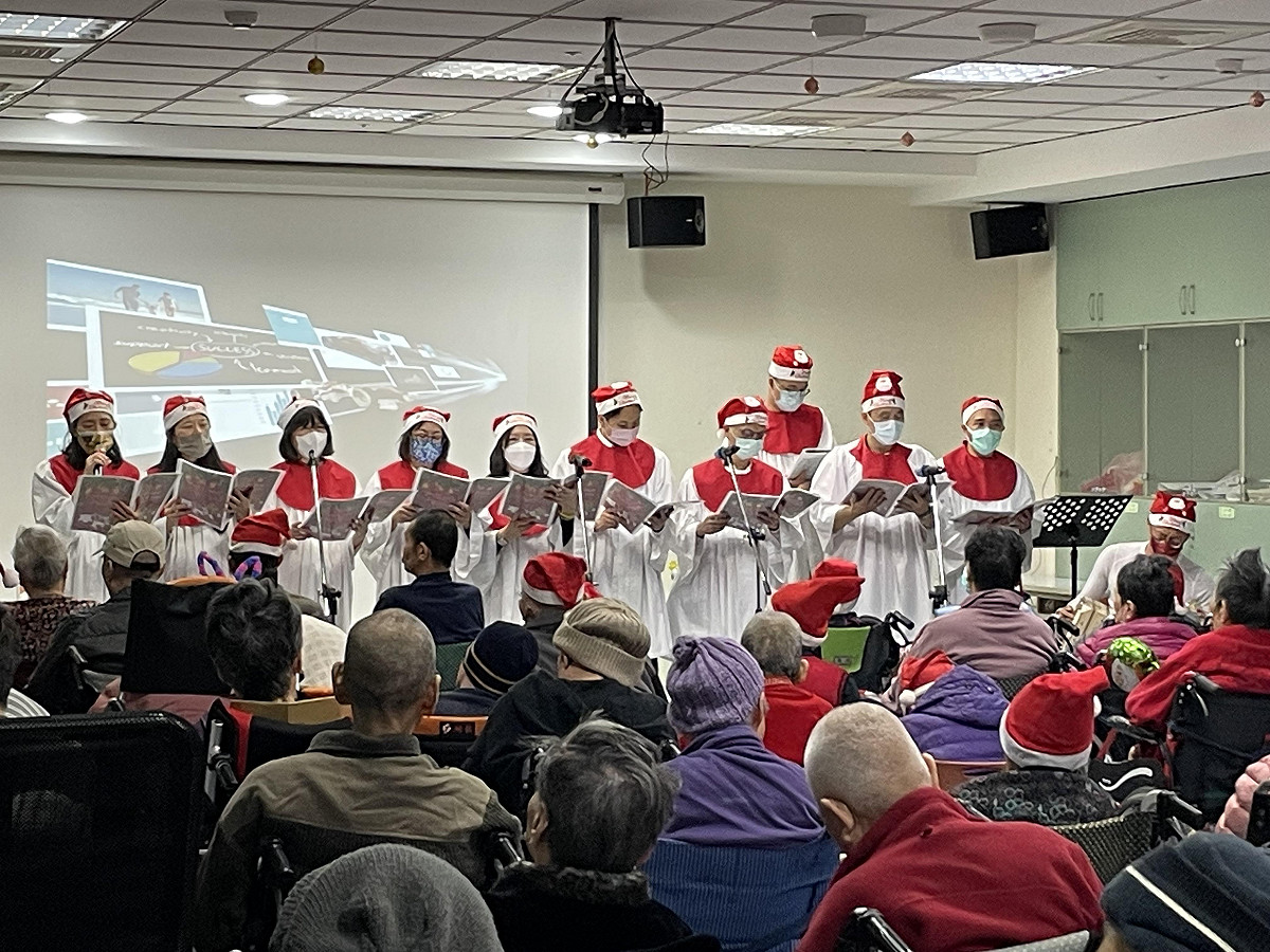 豐邑集團「報佳音團隊」，送暖至民營護理之家，透過溫馨詩歌與祝福禮物，為長照長者注入勇氣與能量。 圖：豐邑集團/提供