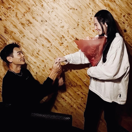 禾浩辰今(24)日平安夜驚喜宣布，向小3歲的女友吳品潔求婚成功的好消息。 圖：翻攝自禾浩辰IG