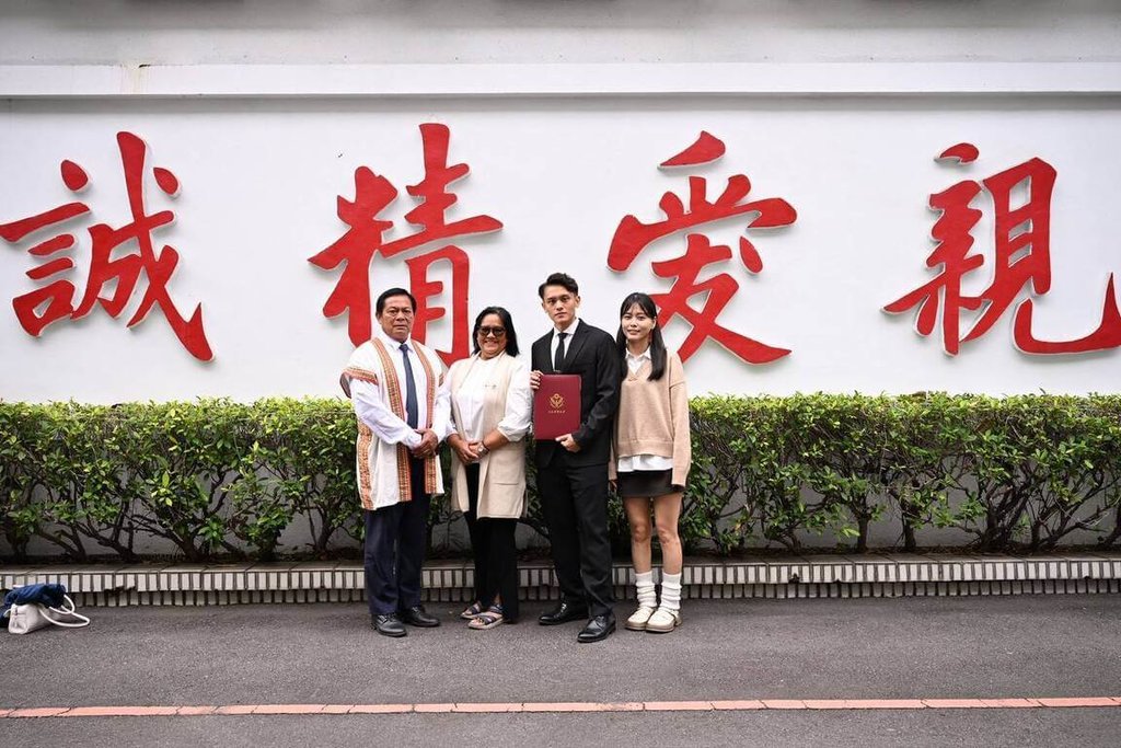 台東縣警察局關山分局偵查佐黃福昇（右2）8年來偵破連續兒少剝削及妨害性自主案，22日獲內政部警政署「113年婦幼安全工作績優員警」表揚。圖為黃福昇和家人分享榮耀。（關山分局提供）中央社記者盧太城台東傳真　114年12月24日
