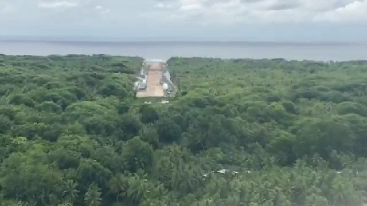 在中國企業參與下，密克羅尼西亞聯邦雅浦州偏遠環礁沃萊艾島（Woleai）的一座二戰時期機場跑道正在重建，引發美國國防與安全圈高度關注。 圖:翻攝自影片