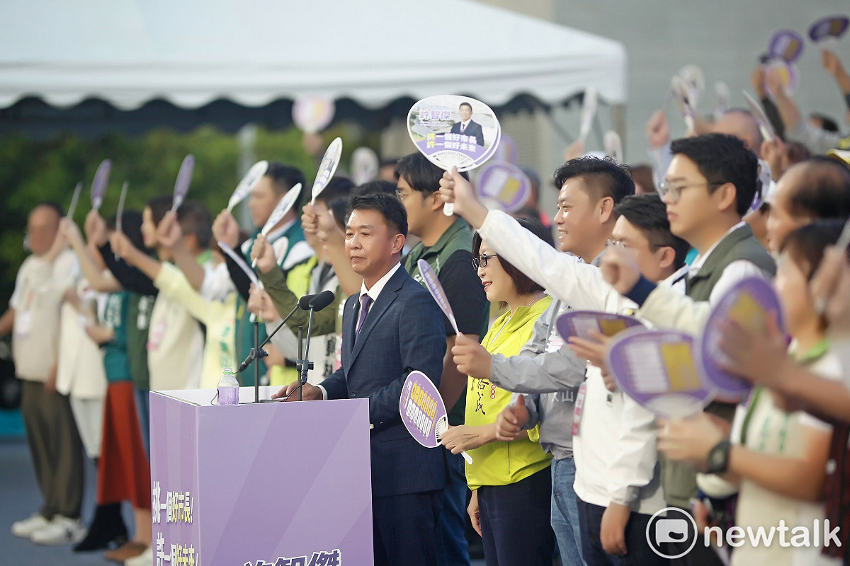 許智傑(中)鳳山大造勢，現場湧入超過7萬名支持者，場面震撼。 圖：孫家銘攝