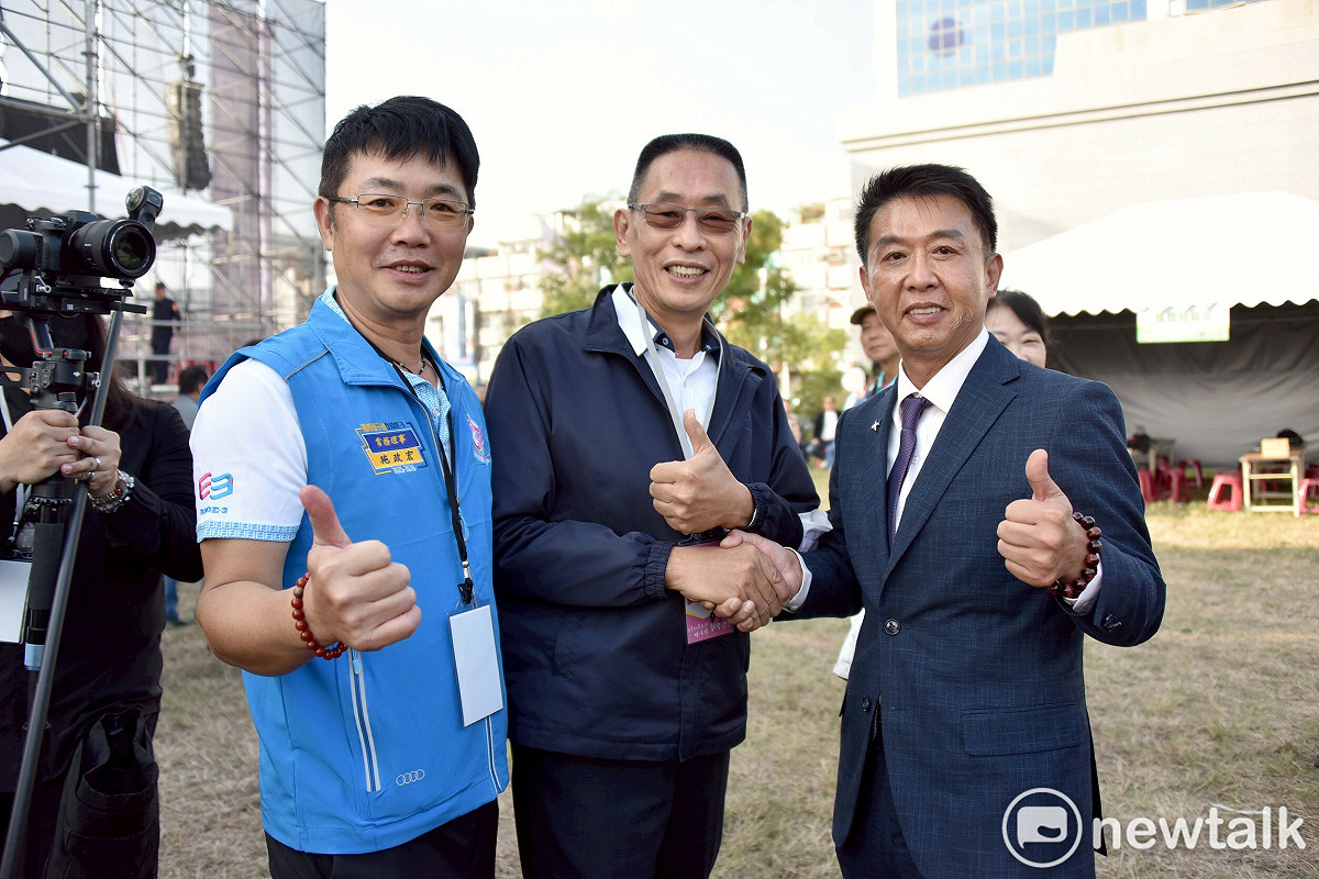 許智傑(右)不只是個會選舉的政治人物，更是一個能解決問題的「高雄推銷員」。 圖：孫家銘攝