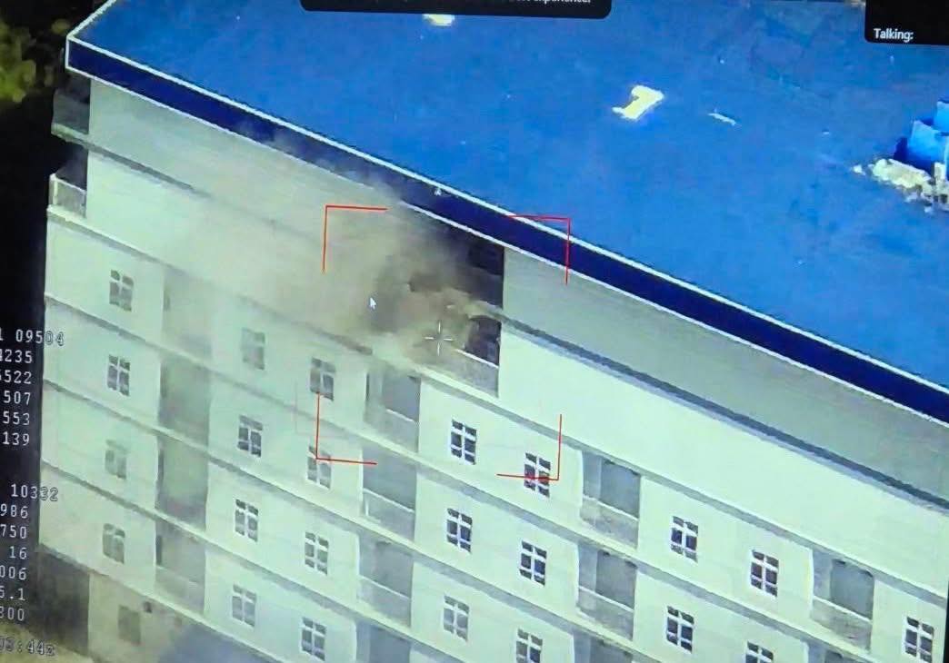 據信為某處被襲擊的詐騙園區建築。 圖：翻攝自 X《简中圈外·热点分享》