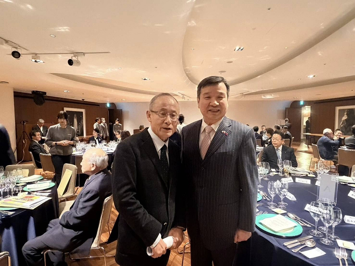 台灣駐日代表李逸洋於23日晚間出席「全日本和服顧問協會」會長佐佐木主辦的聖誕晚會，現場超過10位日本國會議員與台日政界友人到場同歡，現場氣氛相當熱絡。 圖：取自李逸洋臉書