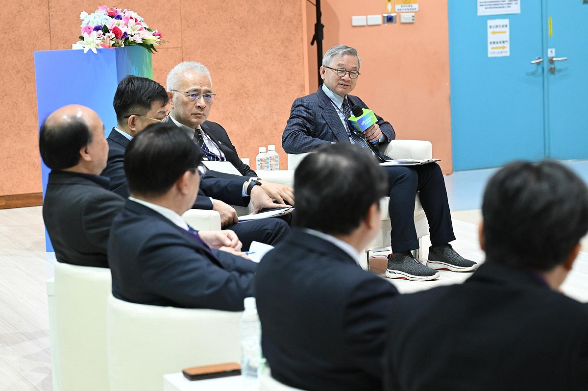 國科會主委吳誠文（右一）於大南方學研整合共育論壇主持學研研議與人才共育交流座談會，凝聚南部學研共識。 圖：工研院提供