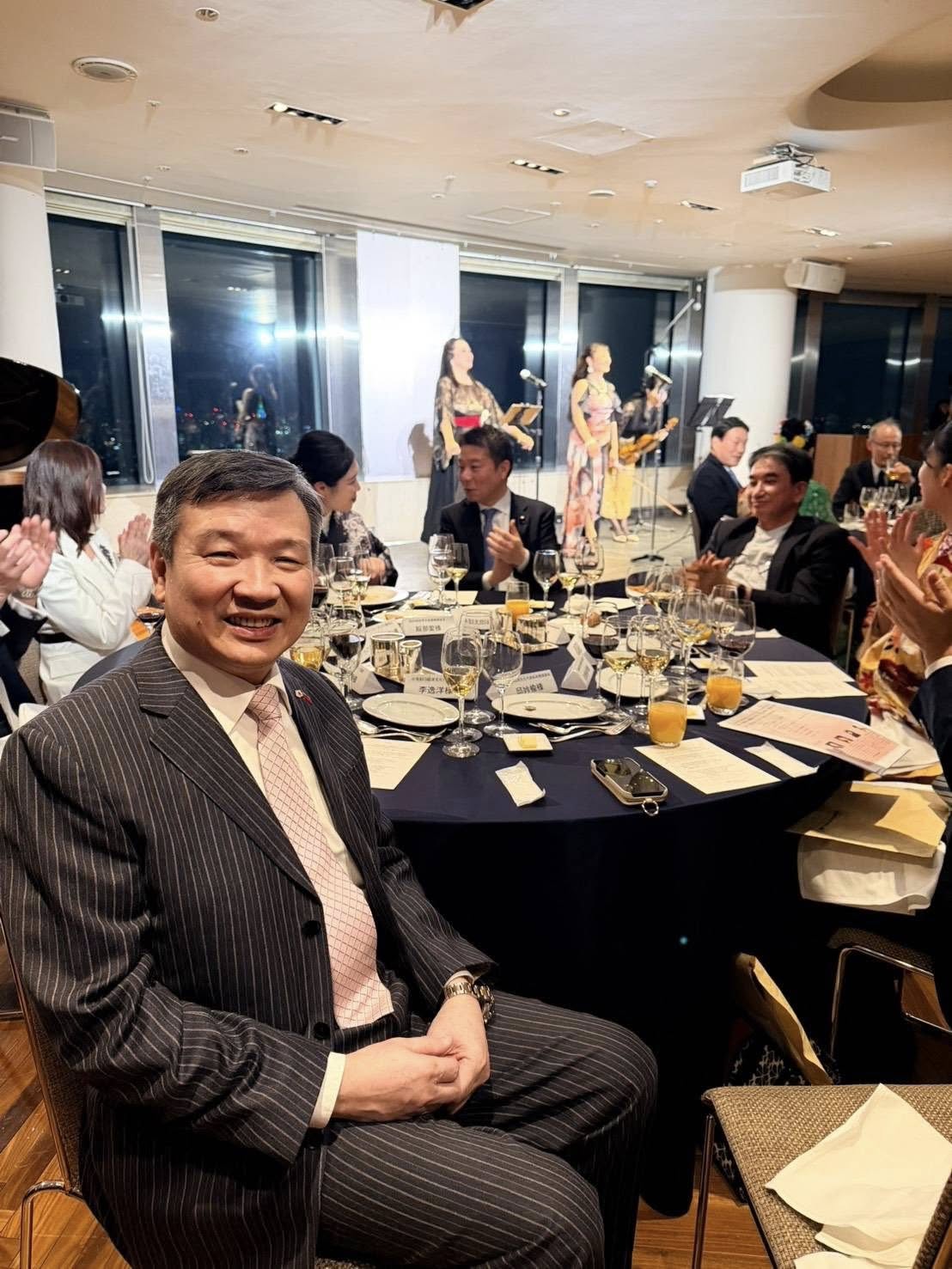台灣駐日代表李逸洋於23日晚間出席「全日本和服顧問協會」會長佐佐木主辦的聖誕晚會，現場超過10位日本國會議員與台日政界友人到場同歡，歲末氣氛相當熱絡。 圖：取自李逸洋臉書