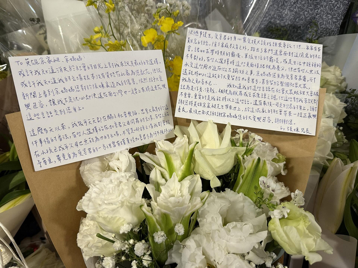 許多人在捷運台北車站B1層店鋪裝修的施工圍牆邊，自主獻上鮮花對余家昶的英勇行為表達心意，最近就有網友發現，張文哥哥也疑似有到場獻花悼念，並在花束中附上親筆信，傳達心聲向余家昶和余媽媽致謝。 圖：翻攝自howardchen7911 Threads