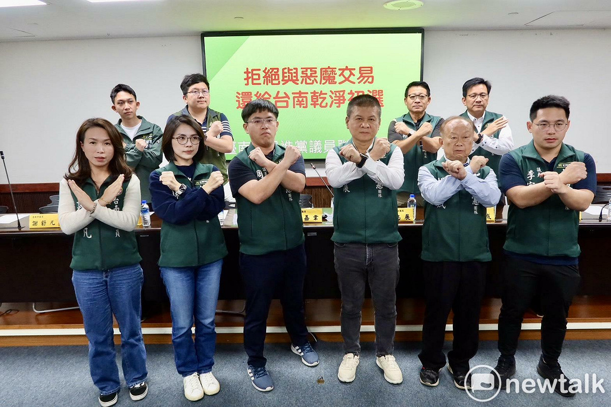 台南市議會副議長林志展等人舉行記者會，質疑國民黨籍議員蔡育輝所稱「陳亭妃協助解危柳營奇美醫院旁停車場問題」，此事已經涉及私利上的結盟。 圖：民進黨團提供