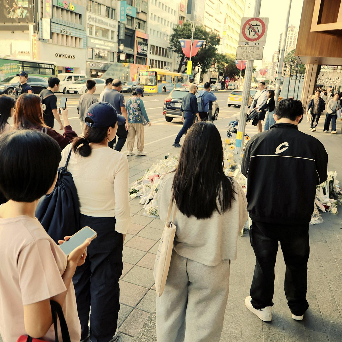 北捷1219攻擊事件，民眾在悼念區悼念遇刺死亡民眾。 圖：翻攝「臉書」蔡英文 Tsai Ing-wen粉絲專頁