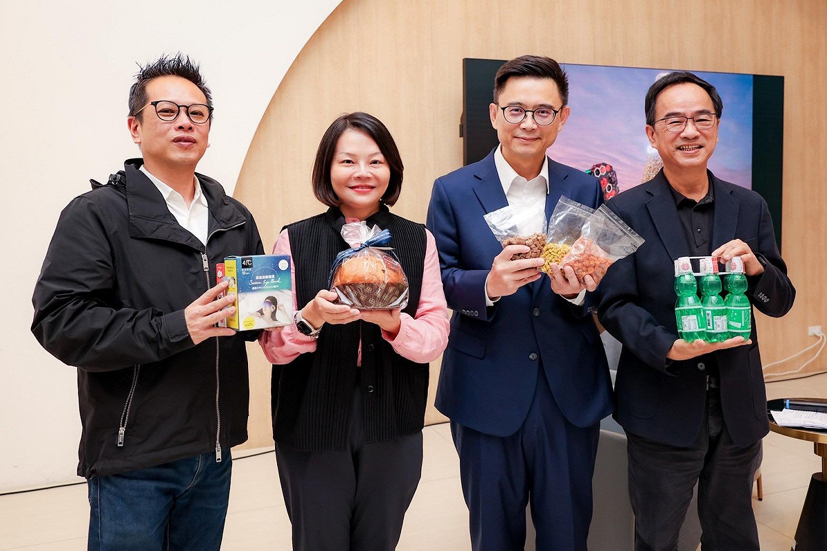 4人在平安夜玩交換禮物的小遊戲。 圖：賴瑞隆辦公室/提供
